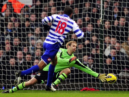 Tân binh Remy giúp QPR vượt lên dẫn trước trong trận derby nhỏ thành London với West Ham