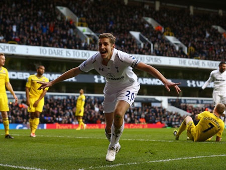 Dawson mở tỷ số cho Tottenham trước Reading