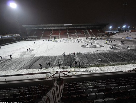 Tuyết tấn công các trận đấu ở xứ sương mù