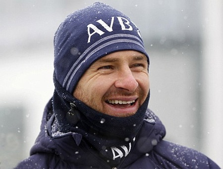 Mũ và khăn đều thêu tên viết tắt hoặc số áo của thành viên Spurs