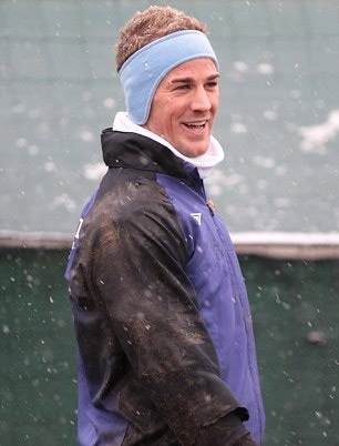 Joe Hart với thiết bị nhằm giữ ấm đôi tai