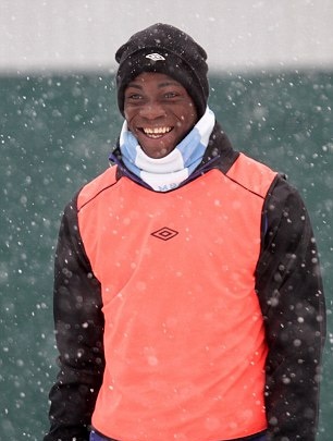 Balotelli trông khá đơn giản với mũ len và khăn quấn cổ. Thường mọi năm, tiền đạo này khá điệu đà