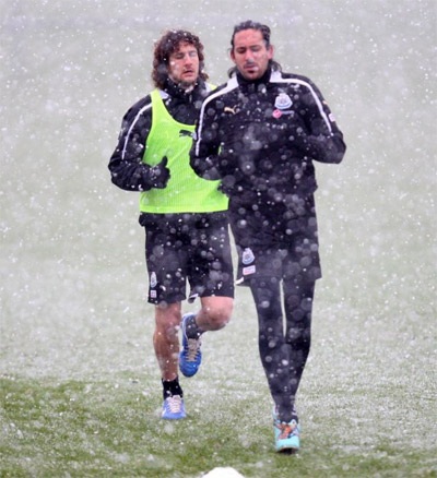 Tại vùng Đông Bắc, các cầu thủ Newcastle cũng phải tập luyện trong điều kiện thời tiết không tốt