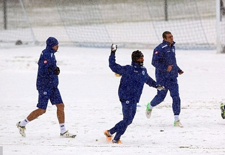 Các cầu thủ QPR đùa vui nhiều hơn lo việc tập luyện trong điều kiện thời tiết như thế này