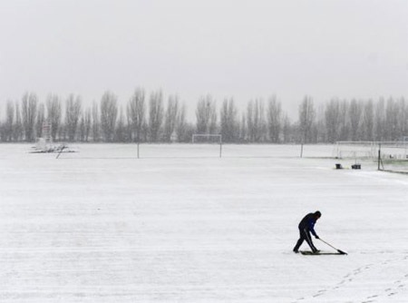 Các cầu thủ QPR đùa vui nhiều hơn lo việc tập luyện trong điều kiện thời tiết như thế này