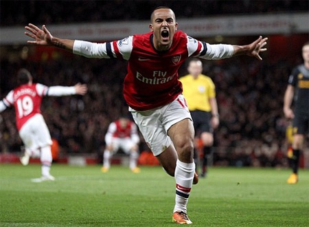 Walcott ghi bàn giúp Arsenal gỡ hòa trước Liverpool