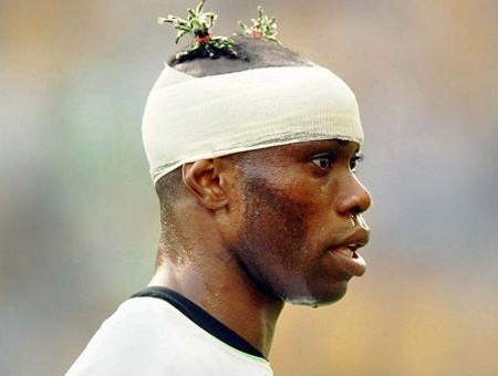 Taribo West, với chỉ hai lọn tóc, trông anh giống búp bê hơn một hậu vệ