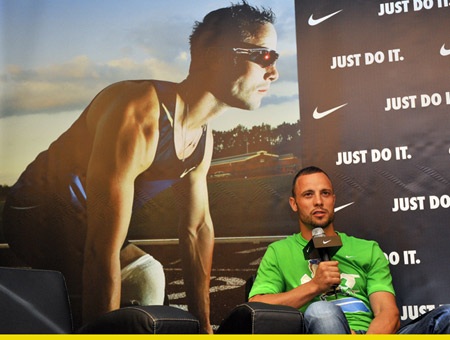 Pistorius giành HCV Paralympic đầu tiên ở Athens 2004 tại nội dung chạy 200m