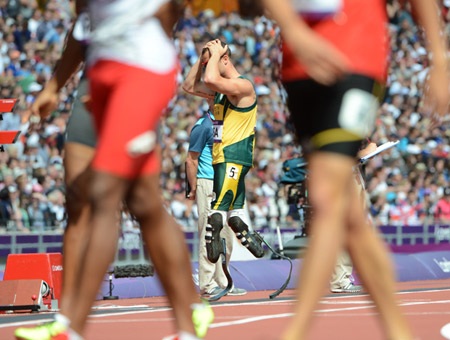 Pistorius giành HCV Paralympic đầu tiên ở Athens 2004 tại nội dung chạy 200m