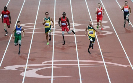 Pistorius giành HCV Paralympic đầu tiên ở Athens 2004 tại nội dung chạy 200m