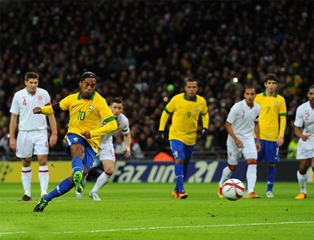 Rooney cùng Lampard giúp tuyển Anh đánh bại Brazil - 2 Ronaldinho bỏ lỡ pha ghi bàn từ chấm 11m