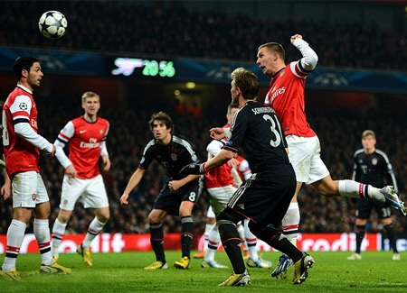 Phút 55, Podolski tận dụng sai lầm của đội khách để rút ngắn tỷ số