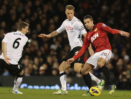 Van Persie bị hậu vệ đội chủ nhà chăm sóc khá kỹ lưỡng