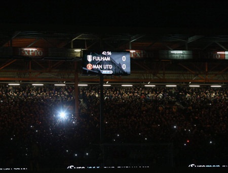 Phút 43, dàn đèn tại Old Trafford bất ngờ tắt lịm