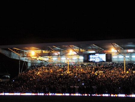 Trong khi đèn trên khán đài vẫn còn sáng