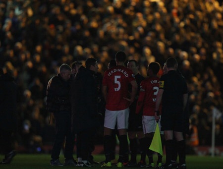 Các trọng tài nhanh chóng quyết định tạm dừng trận đấu