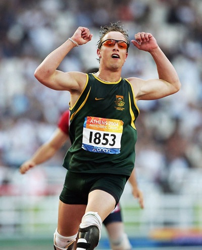 Pistorius giành HCV Paralympic đầu tiên ở Athens 2004 tại nội dung chạy 200m