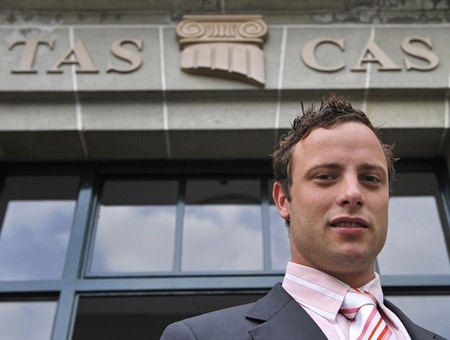 Pistorius giành HCV Paralympic đầu tiên ở Athens 2004 tại nội dung chạy 200m