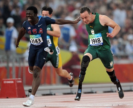 Pistorius giành HCV Paralympic đầu tiên ở Athens 2004 tại nội dung chạy 200m