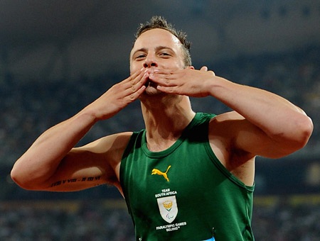 Pistorius giành HCV Paralympic đầu tiên ở Athens 2004 tại nội dung chạy 200m