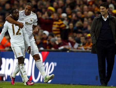 Swansea lần đầu tiên vô địch League Cup - 3 Cú đúp của Dyer và bàn thắng của Michu đã giúp Swansea dẫn trước 3-0