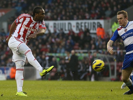 Trên sân nhà Stoke có chiến thắng quan trọng 2-1 trước Reading