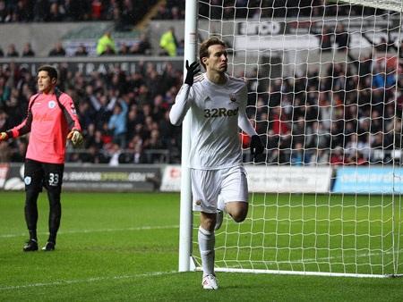 Michu đóng góp 1 bàn trong chiến thắng 4-1 của Swansea trước QPR