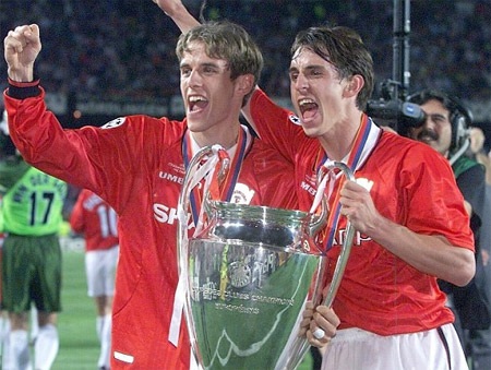 Anh em nhà Neville từng nhiều năm đóng góp cho Quỷ đỏ