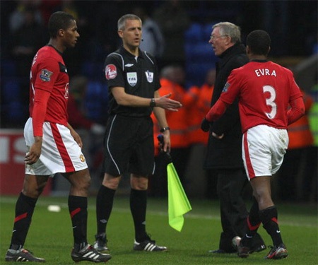 8 lần “lời qua tiếng lại” giữa Ferguson và Benitez - 2 Ferguson thường xuyên phàn nàn về công tác trọng tài