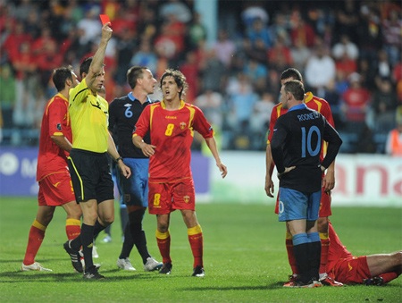 Montenegro - Anh: Ván bài quyết định - 2 Chiếc thẻ đỏ oan nghiệt của Rooney còn nóng hổi