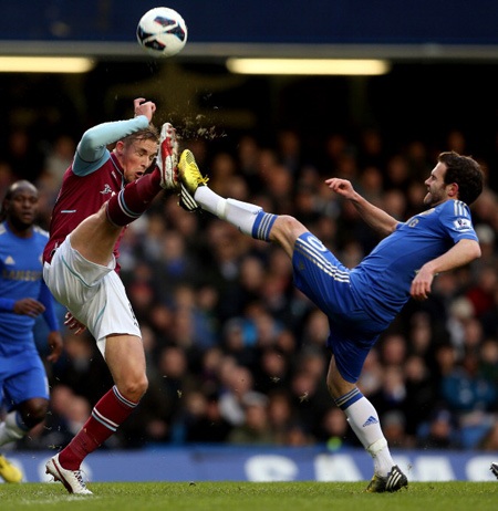 Tốc độ trận đấu được đẩy cao từ những phút đầu tiên