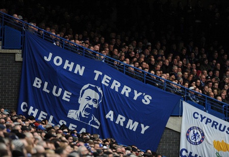 Tấm áp phích ủng hộ Terry vẫn xuất hiện đều đều tại Stamford Bridge