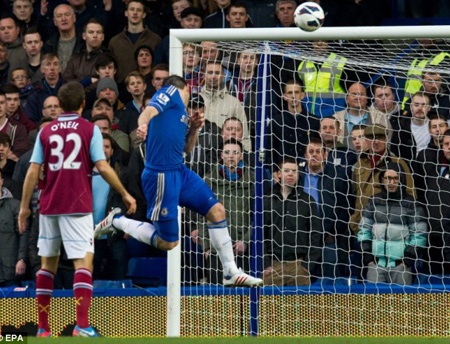 Phút 19, Lampard mở tỷ số của trận đấu với cú đánh đầu chinh xác