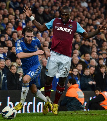 Đội khách chỉ còn biết cách thường xuyên phạm lỗi để ngăn chặn đối phương