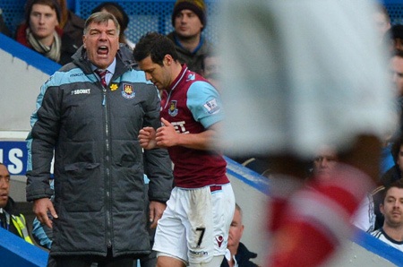 Big Sam liên tục hò hét chỉ đạo học trò từ bên ngoài sân