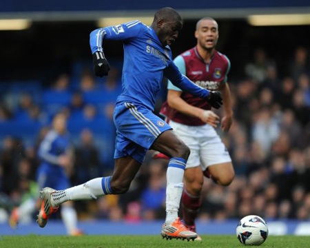 Nếu Demba Ba xuất sắc hơn chút ít, Chelsea chắc chắn có thêm khoảng 2 bàn trước khi khép lại hiệp 1