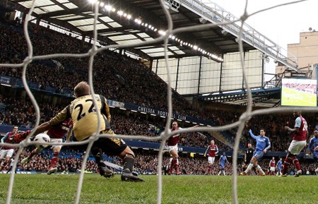 Ngay đầu hiệp 2, Hazard với pha đi bóng và dứt điểm gọn gàng nhân đôi cách biệt