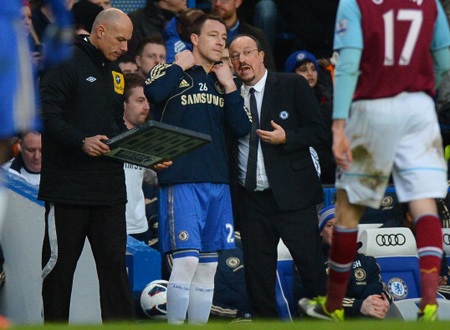 Benitez dặn dò Terry khi tung trung vệ này vào sân