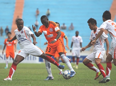 Trận đấu nóng ngay từ sau tiếng còi khai cuộc