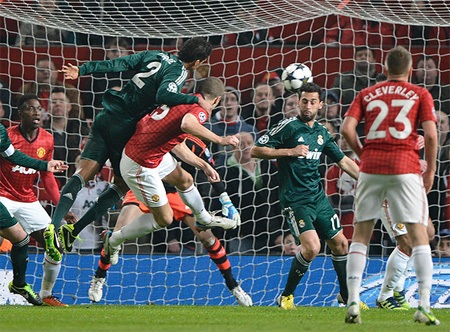 Trung vệ người Serbia để lại dấu ấn với cú đánh đầu đập cột ở phút 20