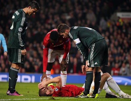 Các CĐV MU lo lắng khi Vidic nằm sân, tuy nhiên anh đã không sao