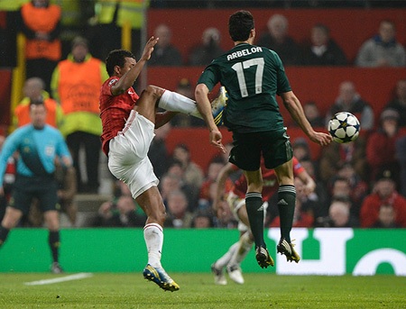 Phút 56, Nani cao chân với Aberloa