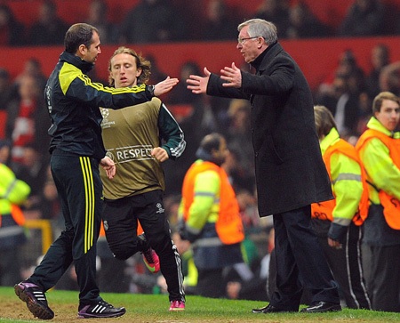 Ferguson cũng không ngồi yên, ông ra tận đường biên để phản đối