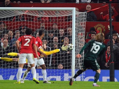 Cựu tiền vệ của Tottenham đã thực hiện một cú sút xa đẹp mắt thành bàn