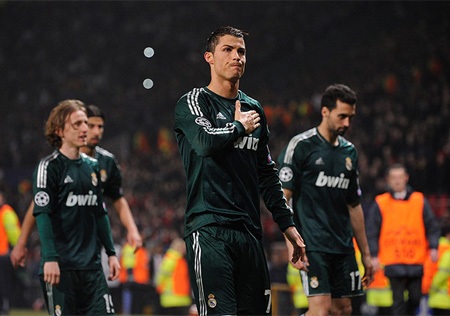 Real chiến thắng và Ronaldo trông đầy cảm xúc khi rời Old Trafford