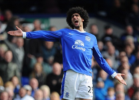 Fellaini phản ứng với trọng tài sau khi bị thổi phạt do phạm lỗi với đối phương