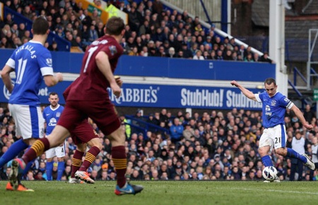 Fellaini phản ứng với trọng tài sau khi bị thổi phạt do phạm lỗi với đối phương