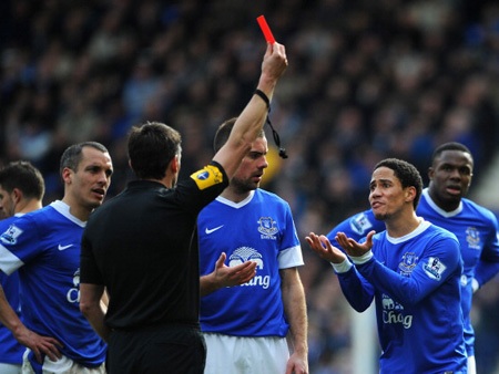 Trọng tài rút thẻ vàng thứ 2 cho cầu thủ người Nam Phi, đồng nghĩa anh phải nhận thẻ đỏ