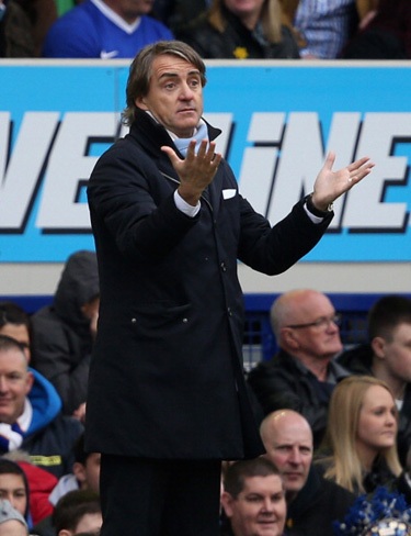 Mancini liên tục chỉ đạo các học trò bên ngoài đường biên