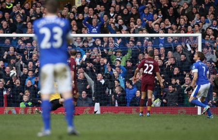 Phút bù giờ cuối cùng, Jelavic mới vào sân chưa đầy 3 phút đã ghi bàn